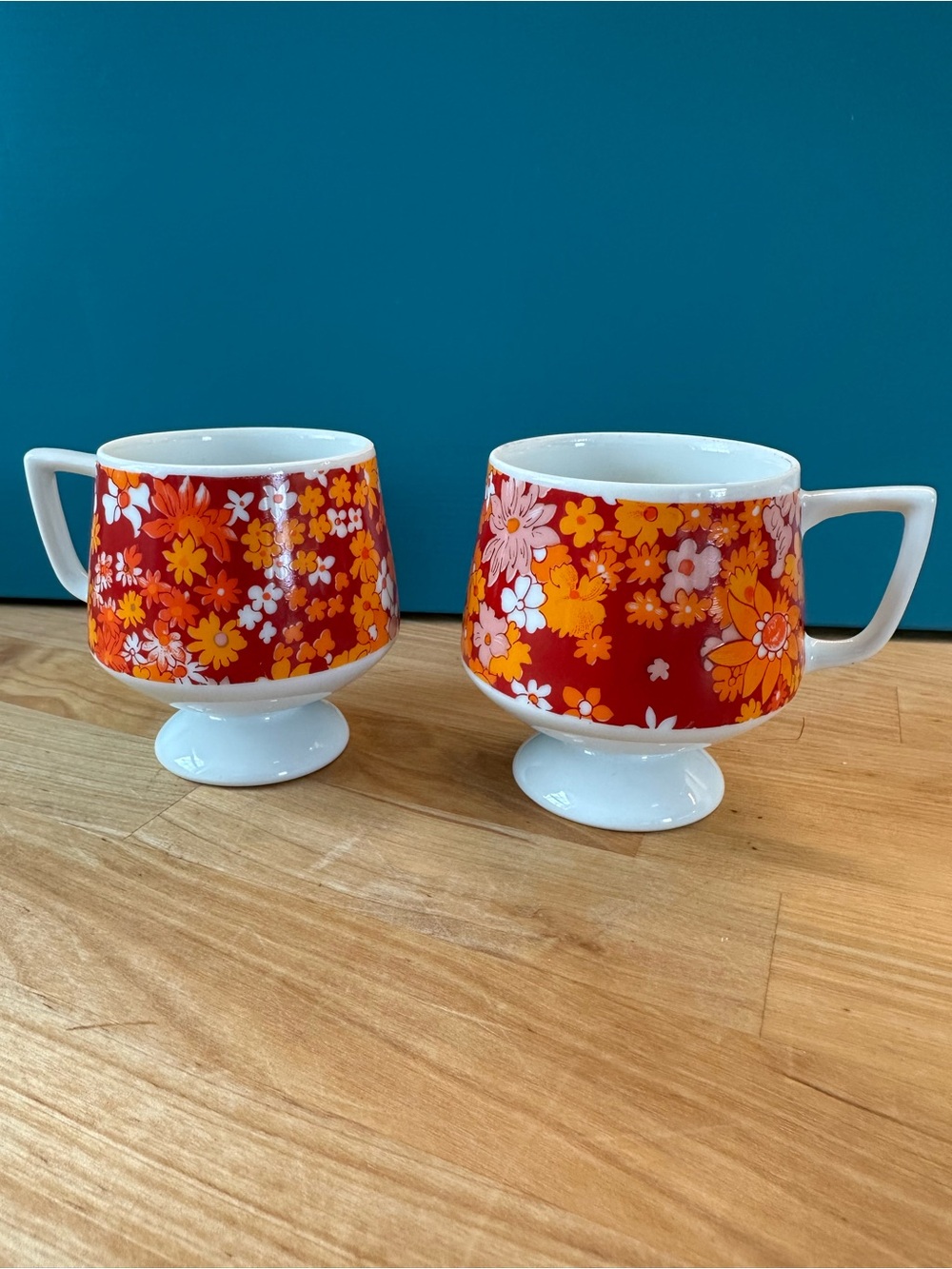 Vintage Japan Mod Daisy Footed Mugs – Set of 2, Red Orange & Pink Floral, EUC